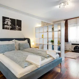 https://riverview-thermalspa-gellerthill-romantic-balcony.inbudapesthotels.com